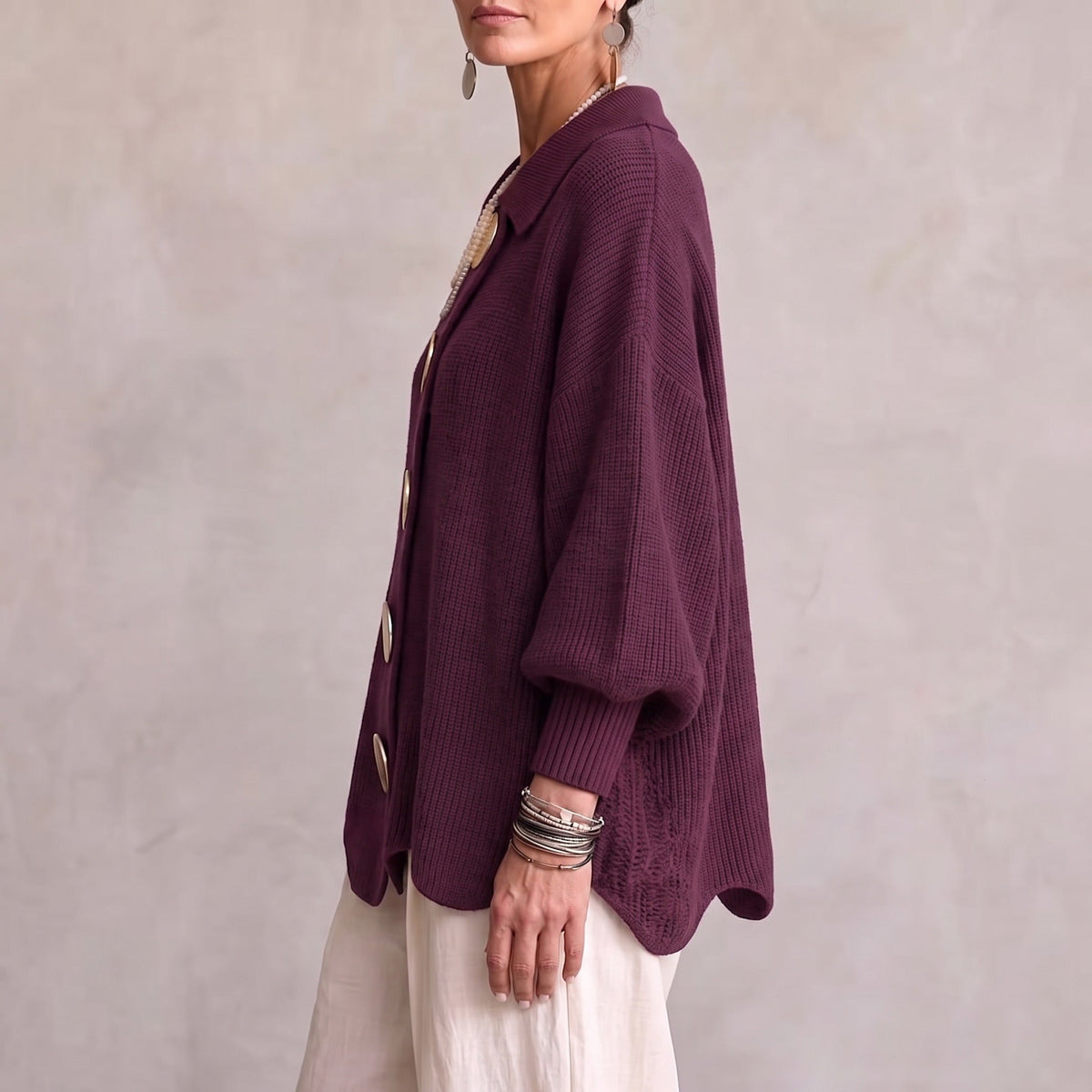 Paarse oversized vest met kraag en gouden knopen, gedragen door model | Boutique Moda