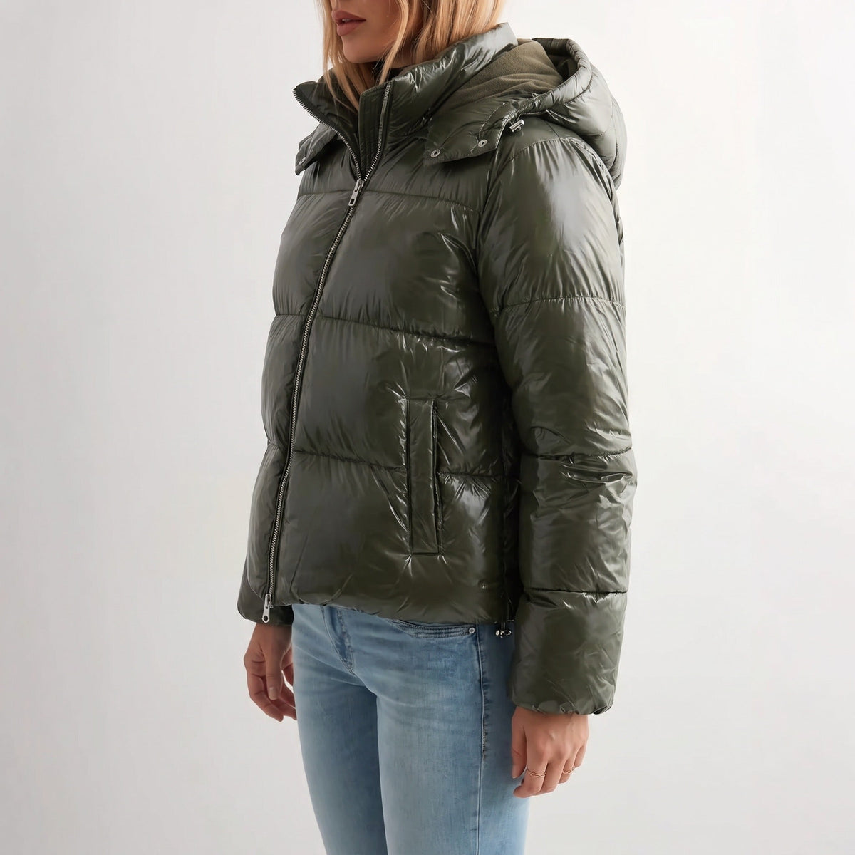 Groene glanzende gewatteerde winterjas met capuchon, gedragen door vrouwelijk model | Boutique Moda
