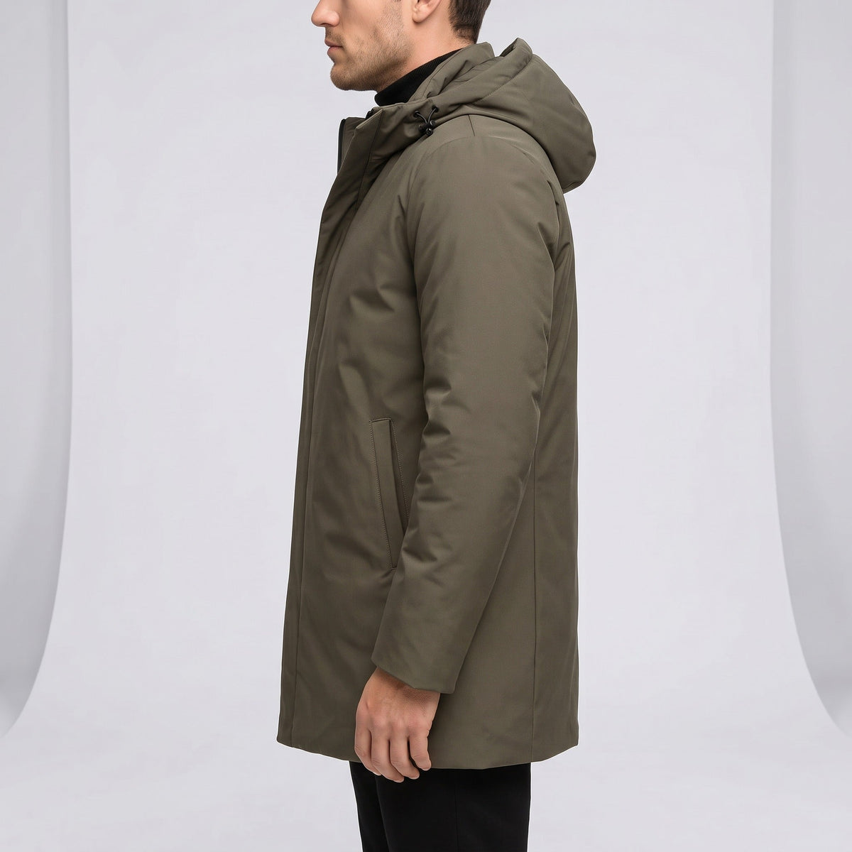 Groene regenjas met capuchon, gedragen door man, zijaanzicht | Boutique Moda