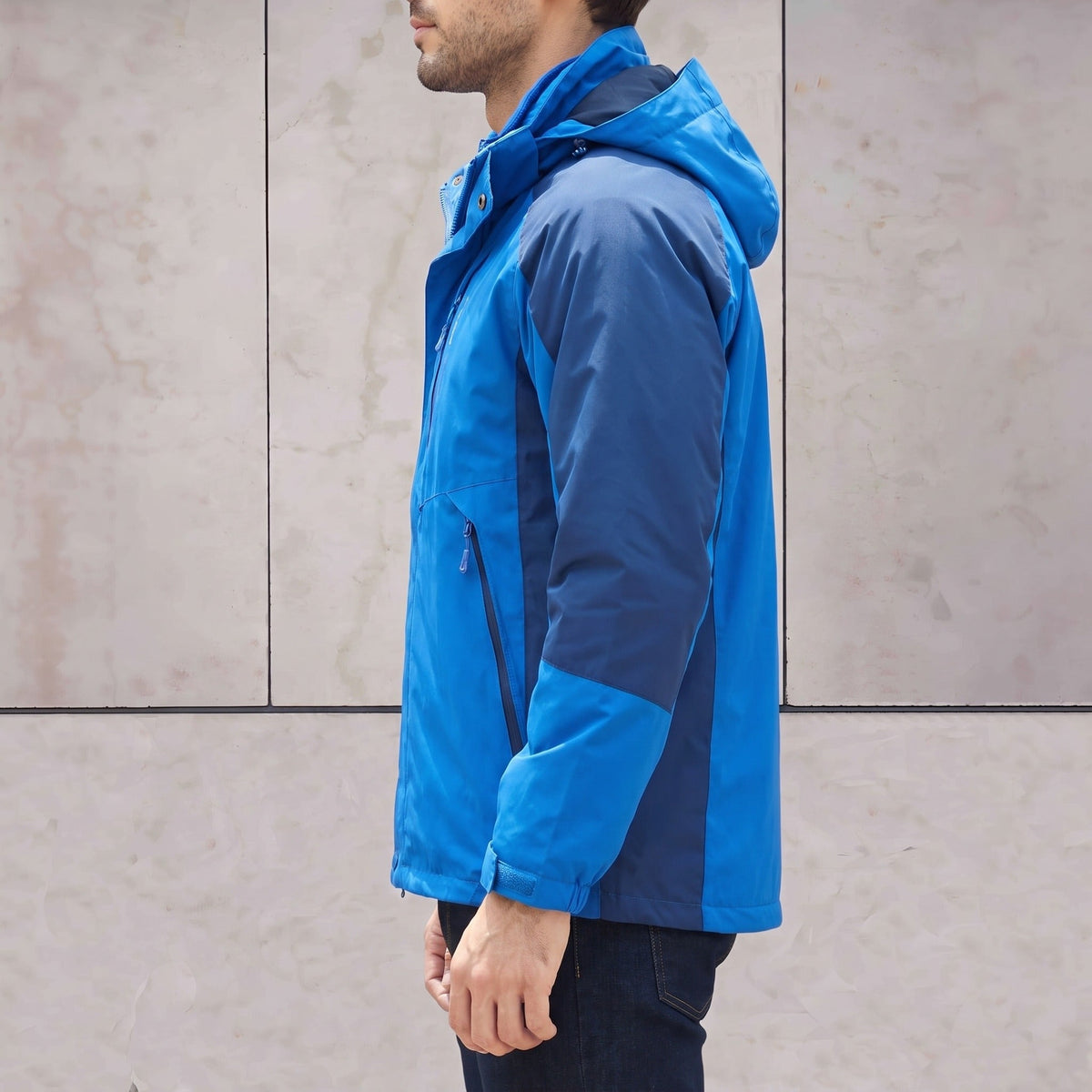 Blauwe heren wandeljas met capuchon, gedragen door model, zijaanzicht | Boutique Moda