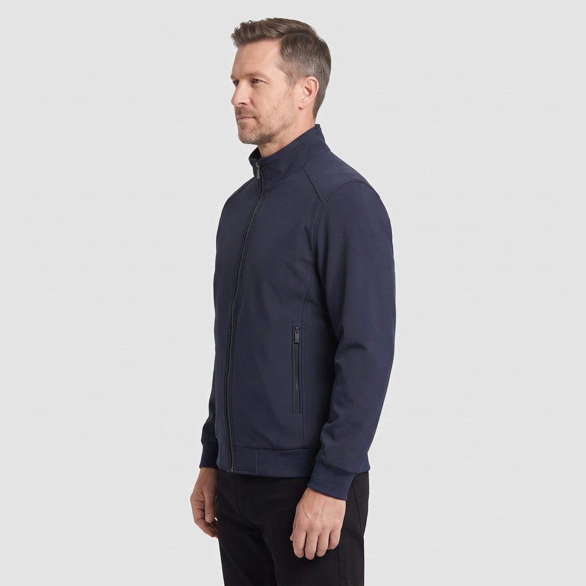 Donkerblauwe tussenjas met opstaande kraag, gedragen door man, zijaanzicht | Boutique Moda