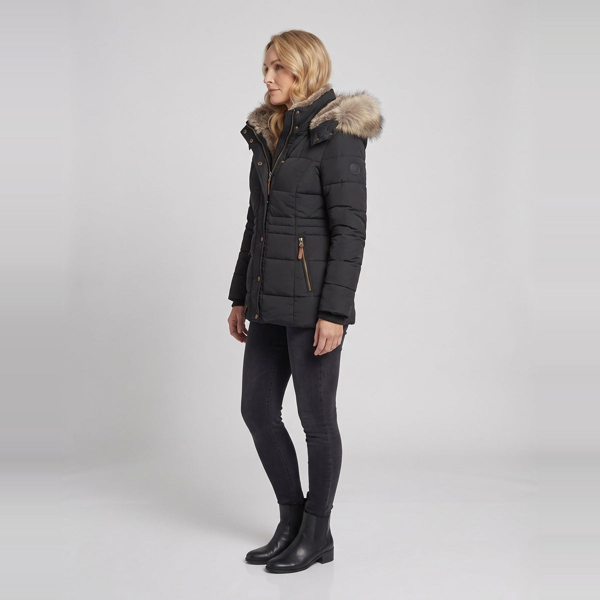 Zwarte winterparka met imitatiebont capuchon, gedragen door vrouw | Boutique Moda