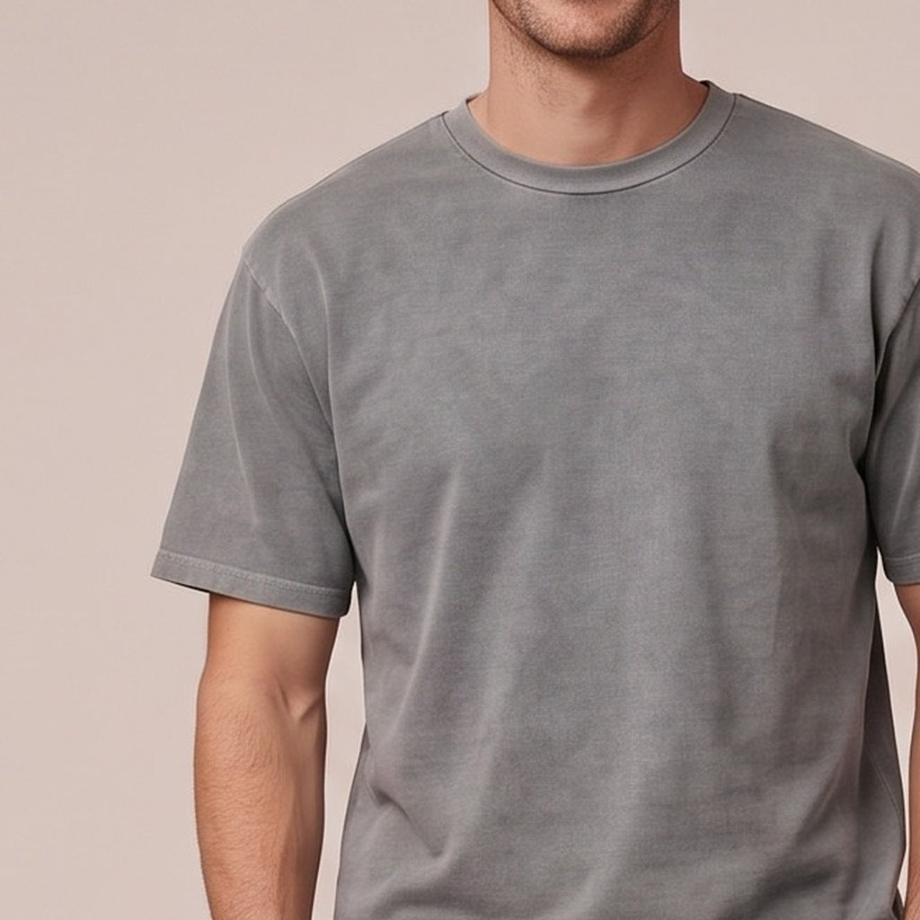 Grijs T-shirt met ronde hals, gedragen door man, close-up bovenlichaam | Boutique Moda