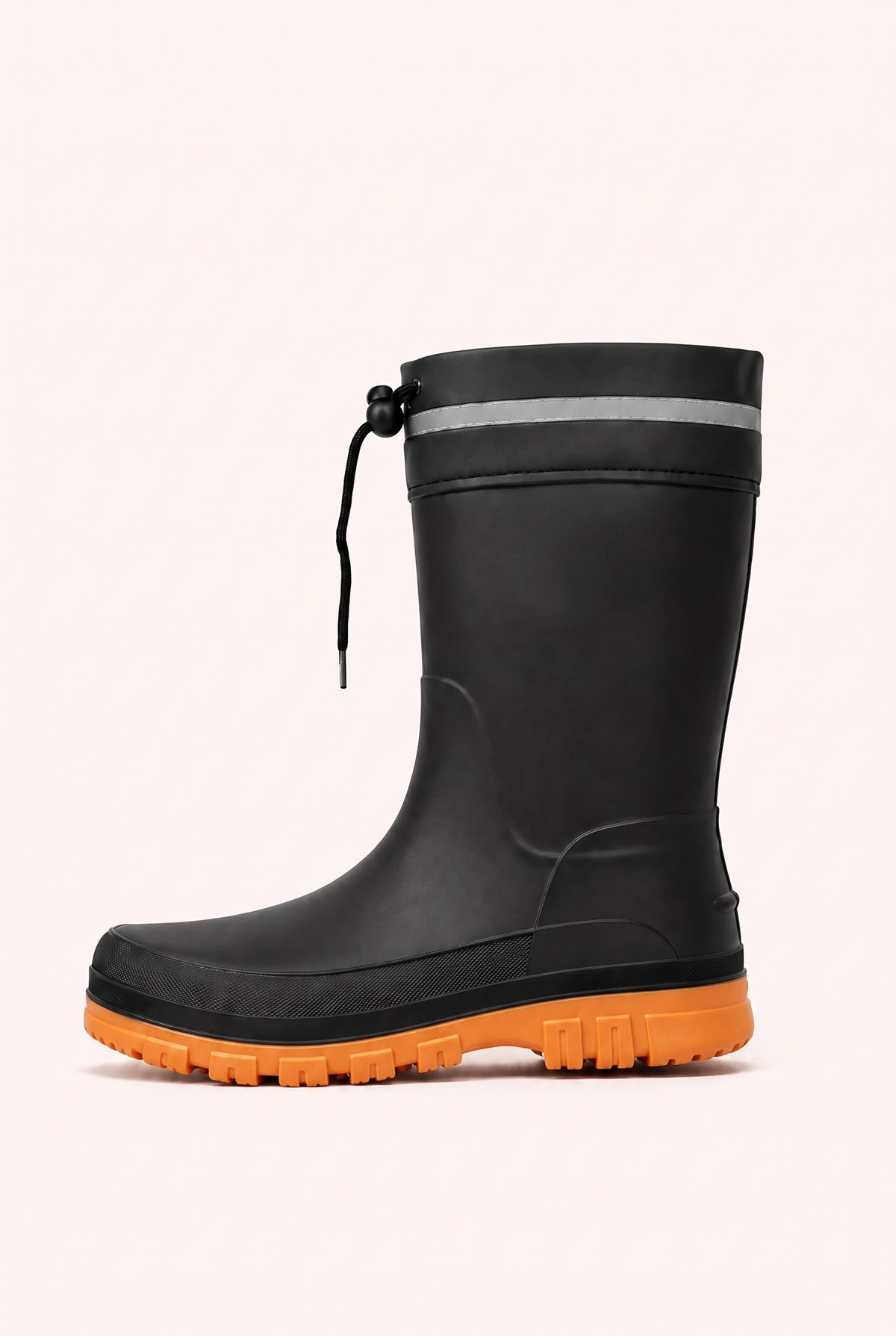 Zwarte regenlaars met oranje zool, vrijstaand op lichte achtergrond | Boutique Moda
