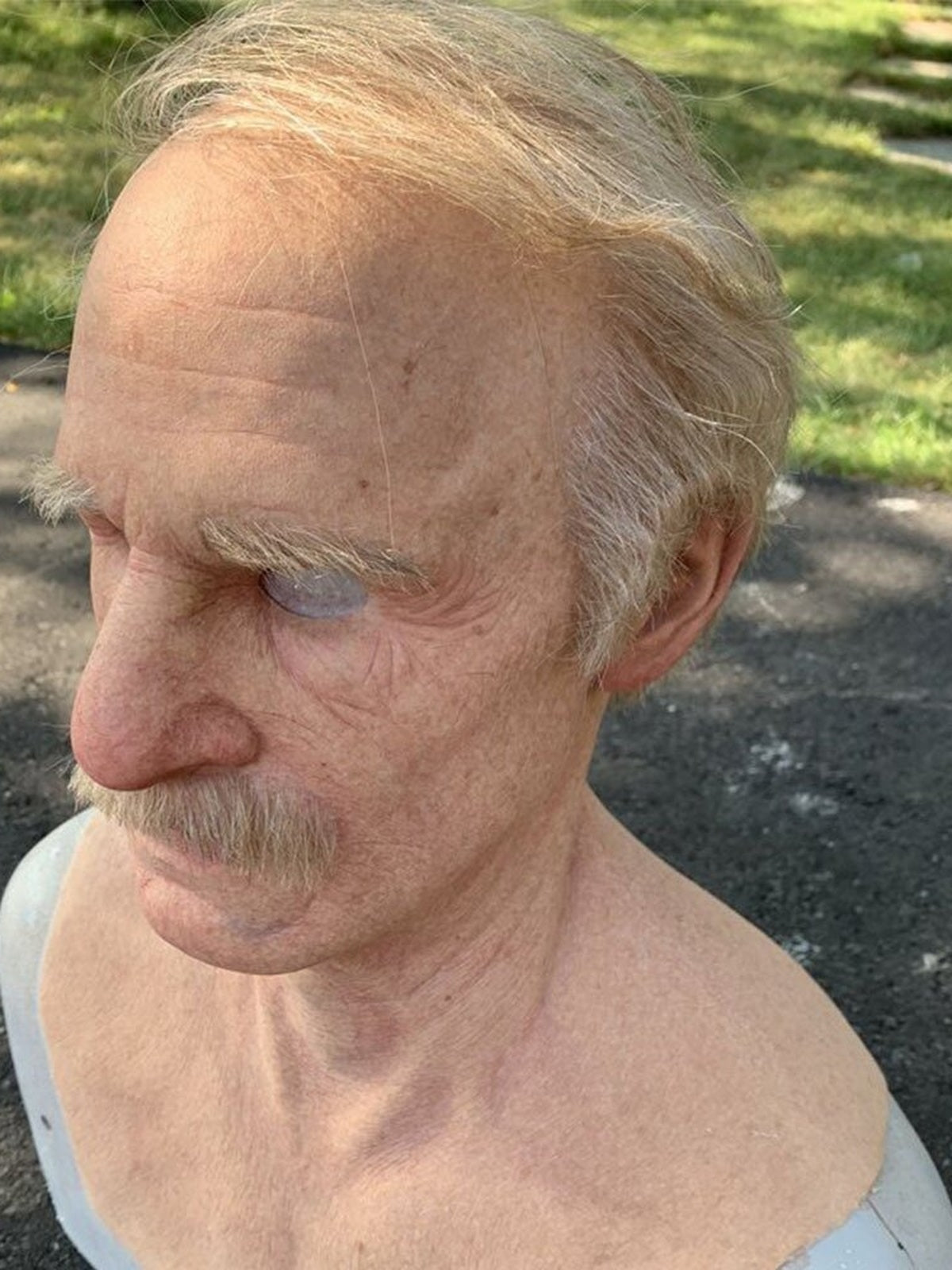 Masker stijl A gedragen, zijkant