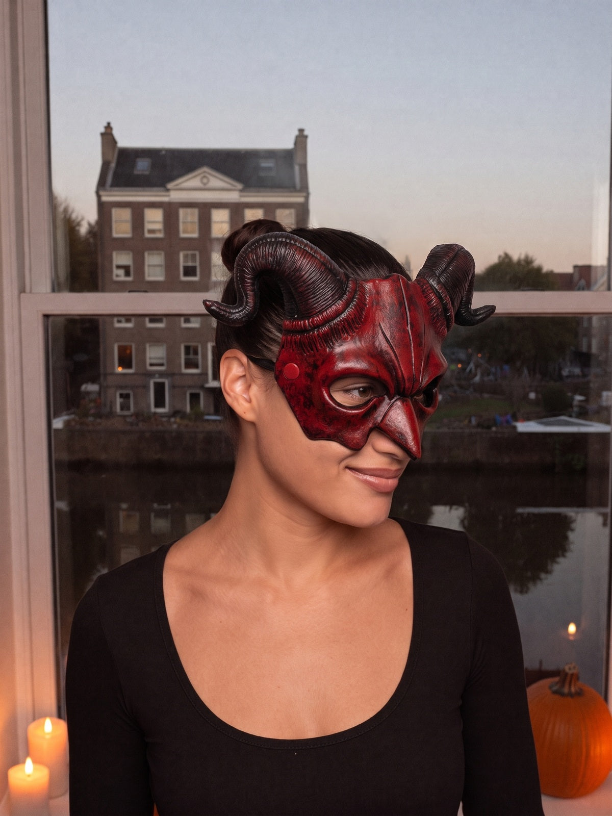 Huismodel met het rode demonenmasker met hoorns