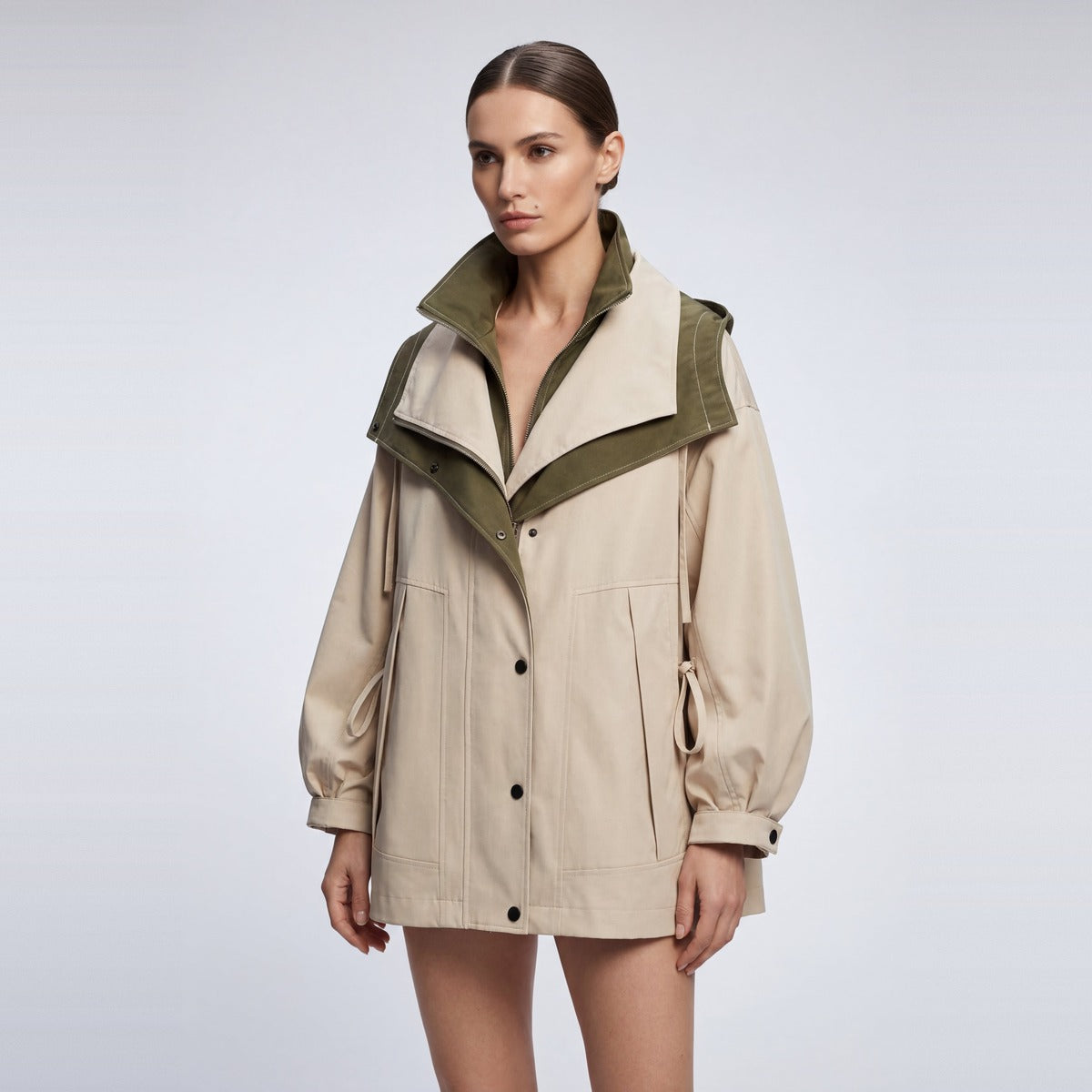 Beige jas met groene capuchon, gedragen door vrouw, oversized model | Boutique Moda