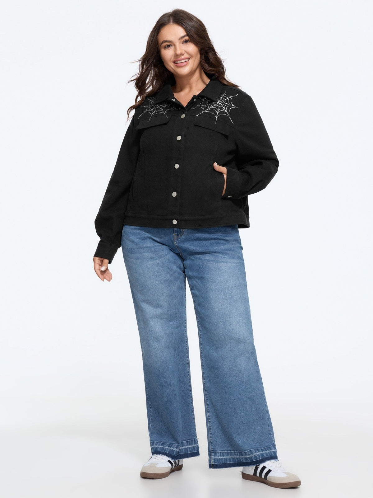Vrouw in de spinnenweb jas met jeans, volledige lengte