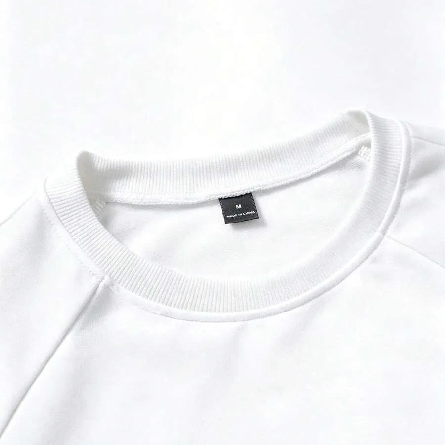 Close-up witte longsleeve met ronde hals en gelabeld maatje M | Boutique Moda