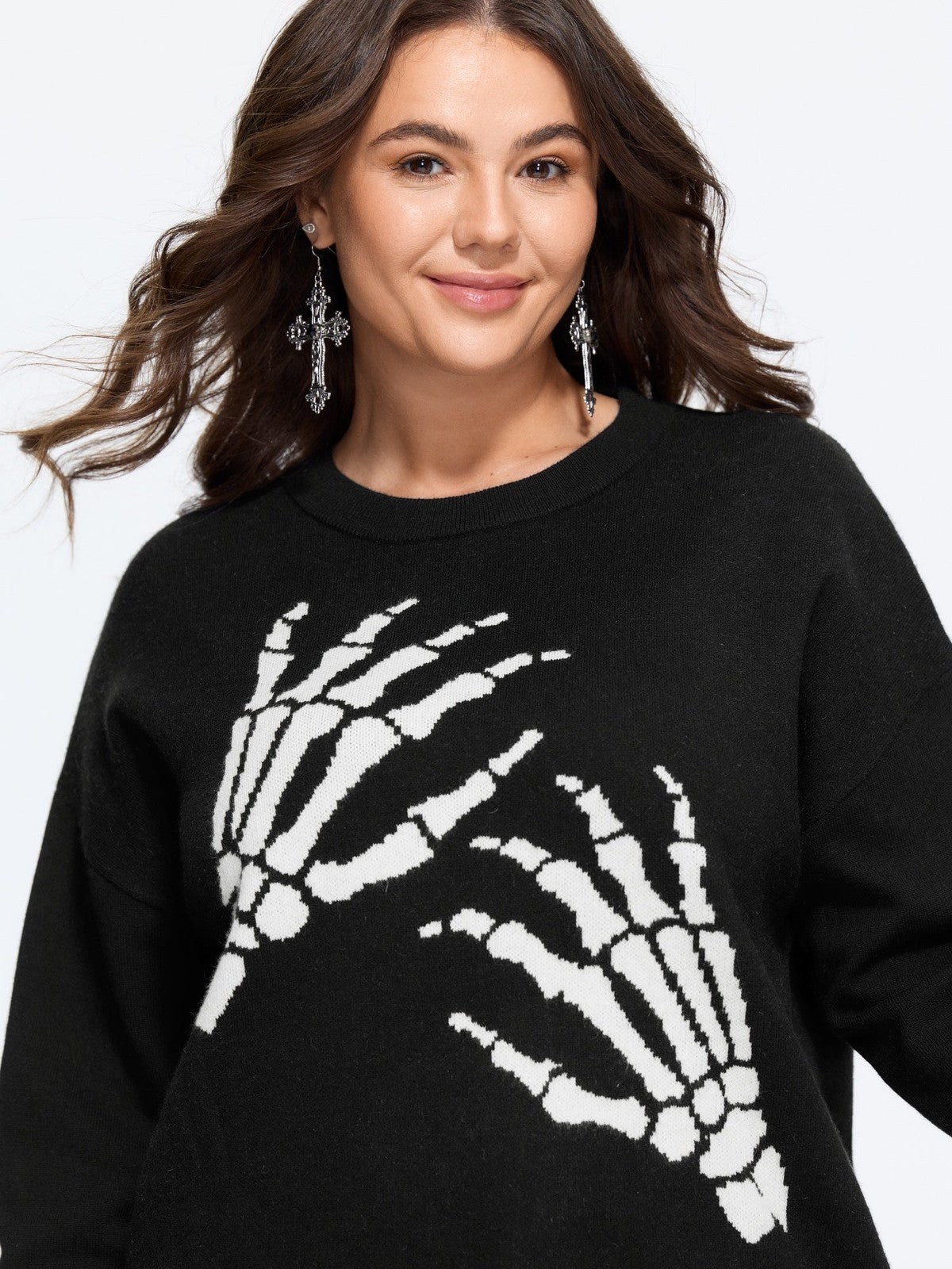 Vrouw in de zwarte trui met witte skelethanden, close-up