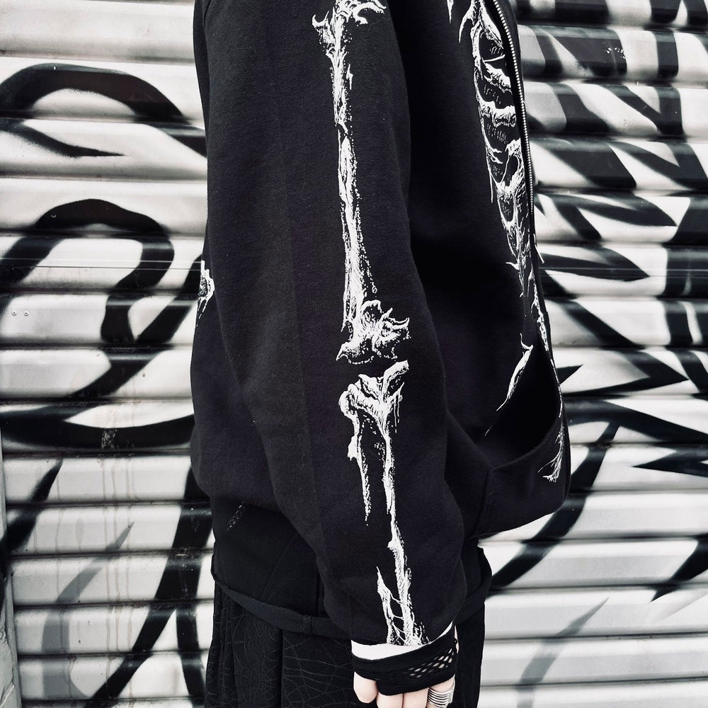 Botten print langs de mouw van de skelet hoodie