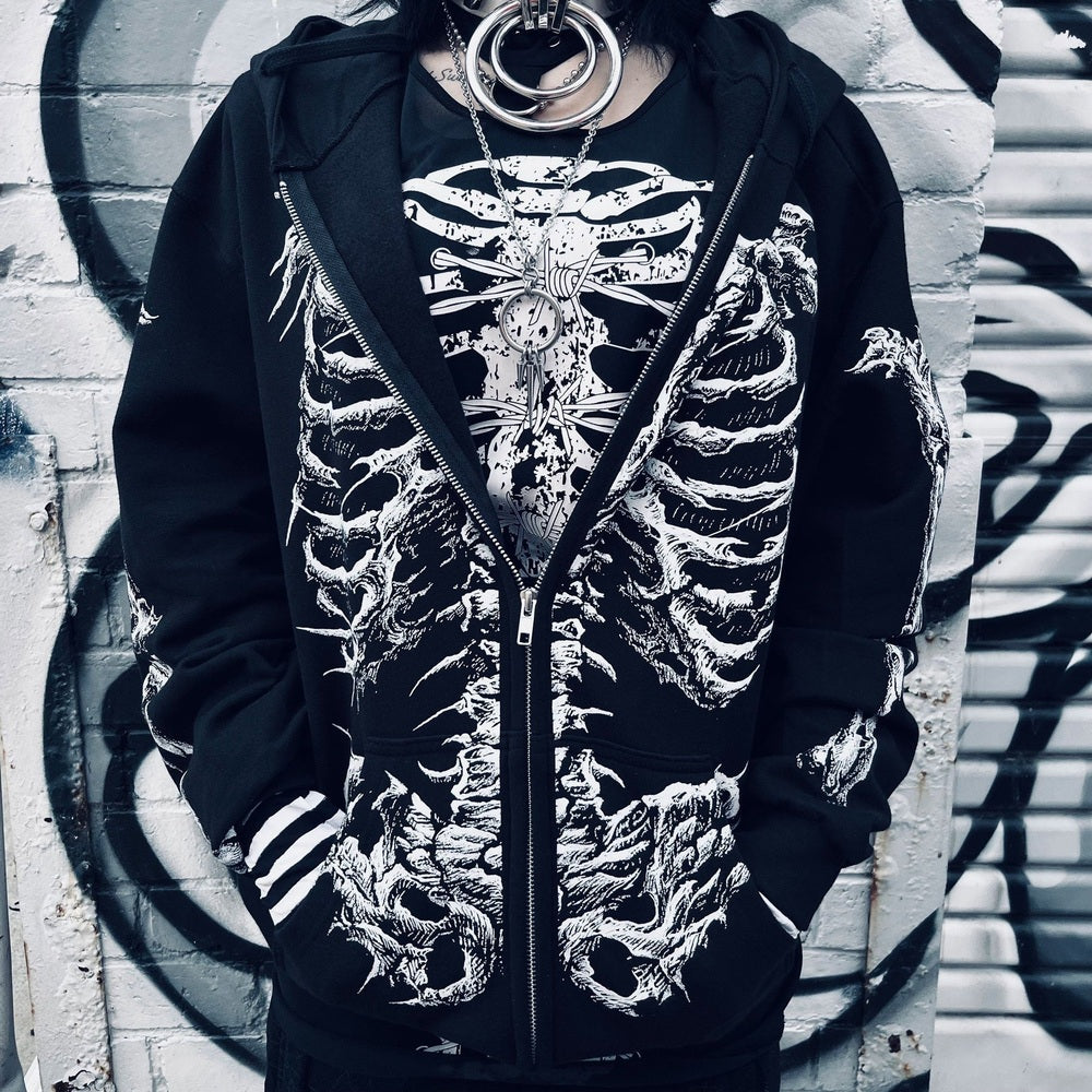 Skelet hoodie open gedragen voor een graffitimuur