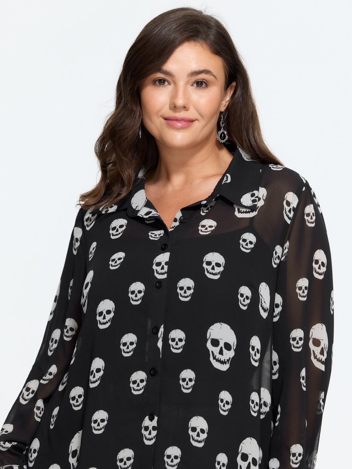 Close-up van de open gedragen chiffon blouse met doodshoofden