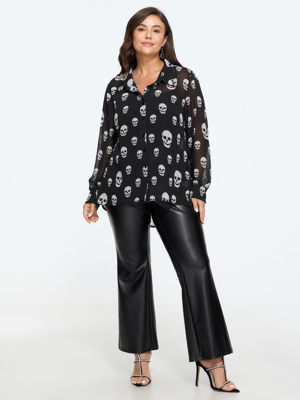 Vrouw in de doodshoofd blouse met zwarte broek, volledige lengte
