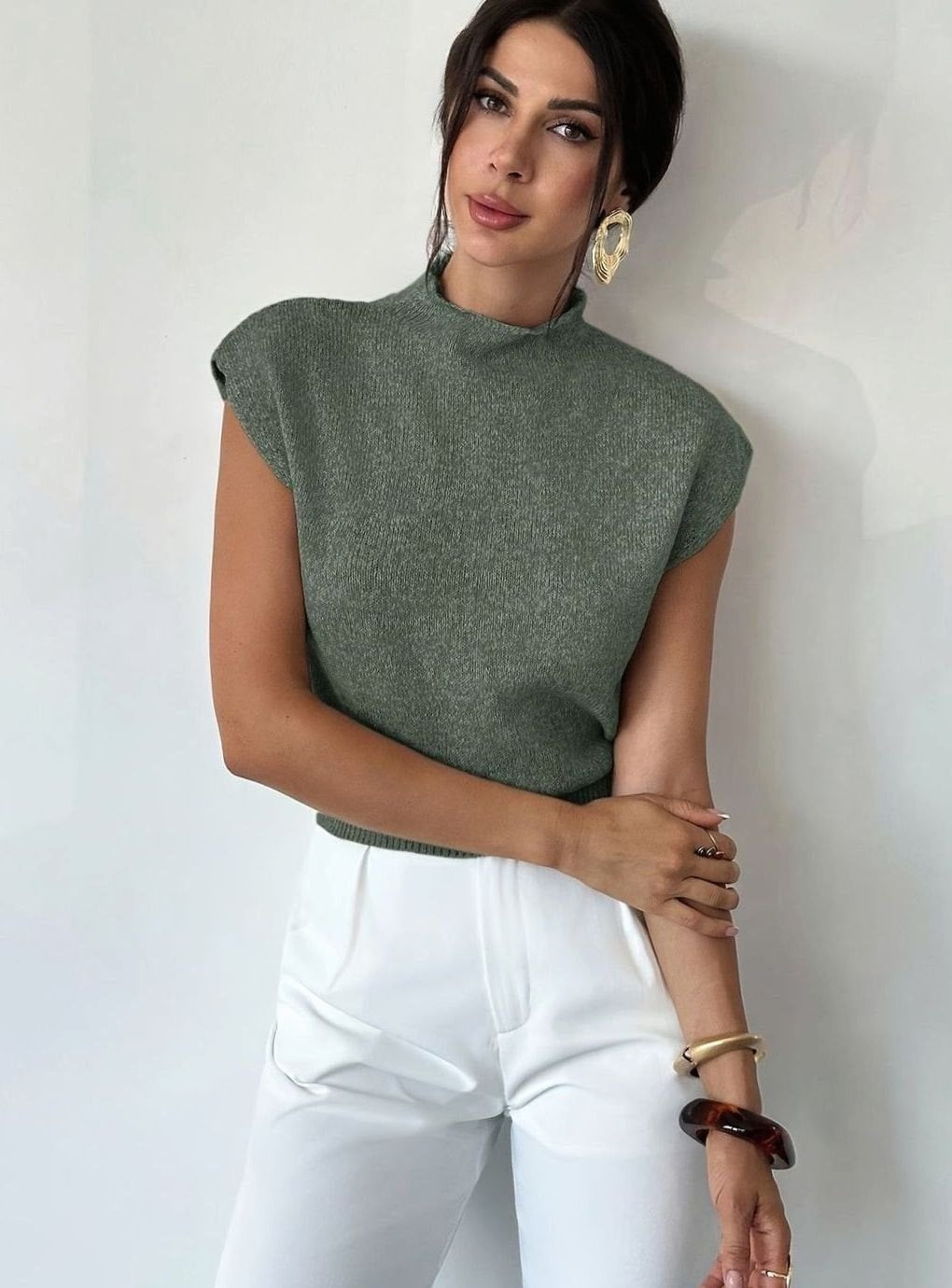 Olijfgroene spencer met kapmouwtjes, gedragen met een witte broek
