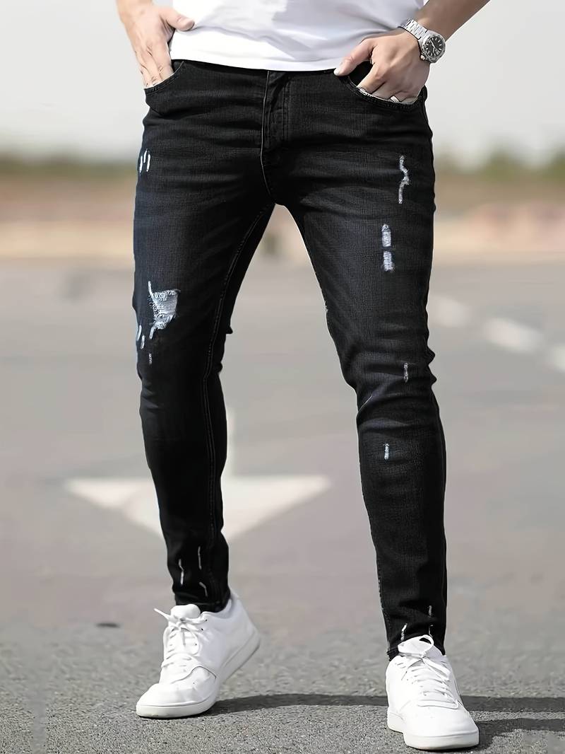Zwarte skinny spijkerbroek met scheuren gedragen