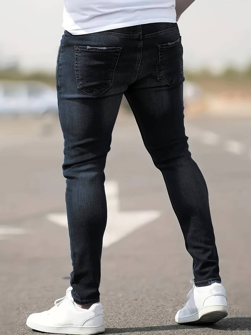 Zwarte skinny spijkerbroek met scheuren gedragen