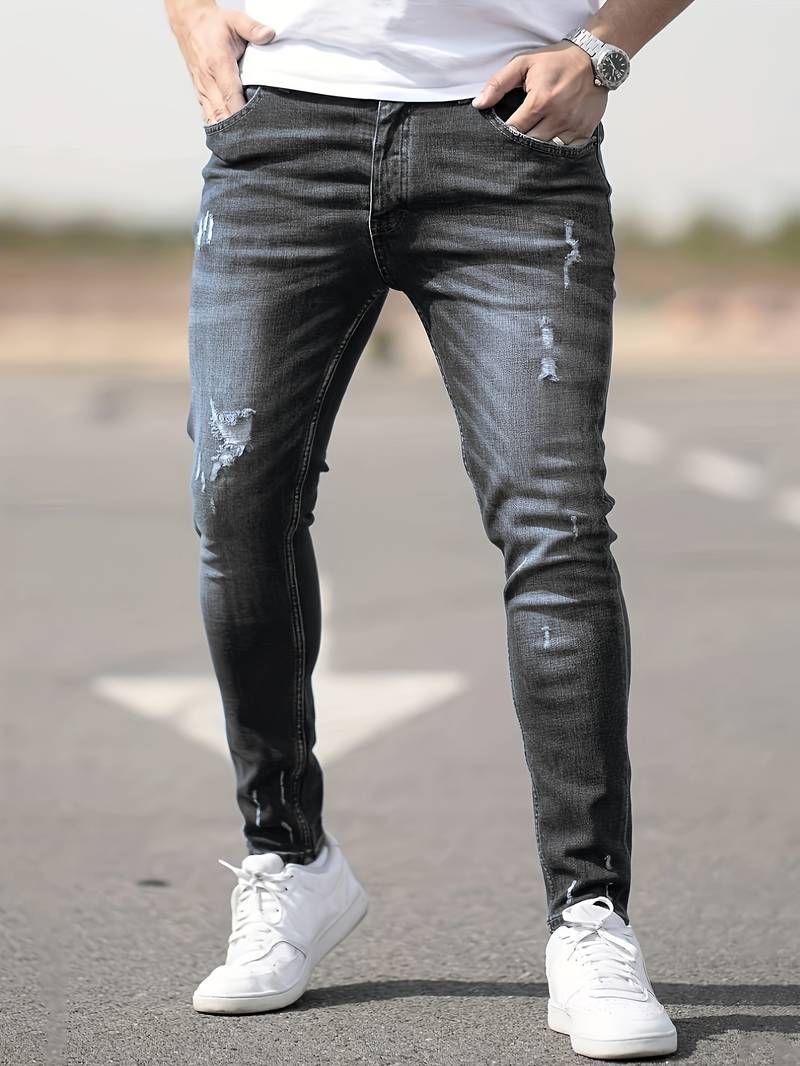 Grijze skinny spijkerbroek met scheuren gedragen