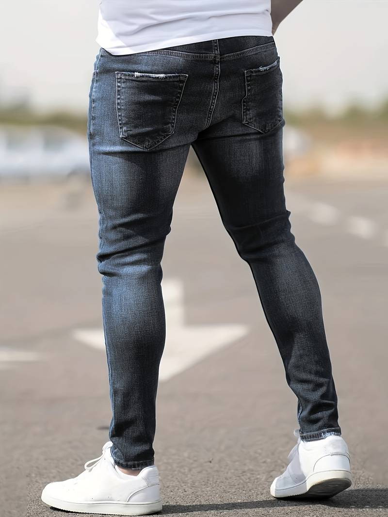 Grijze skinny spijkerbroek met scheuren gedragen