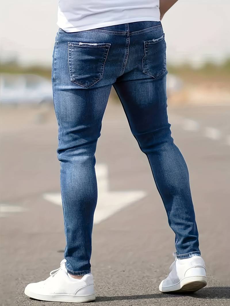 Middenblauwe skinny spijkerbroek met scheuren gedragen