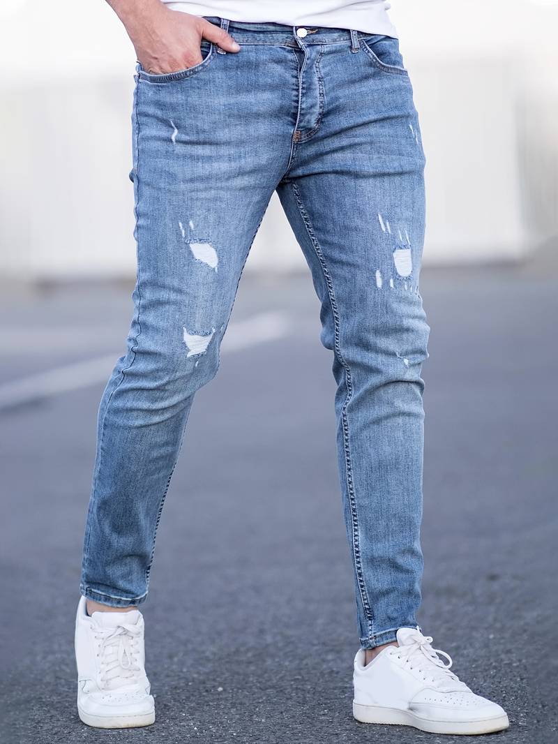 Lichtblauwe skinny spijkerbroek met scheuren gedragen