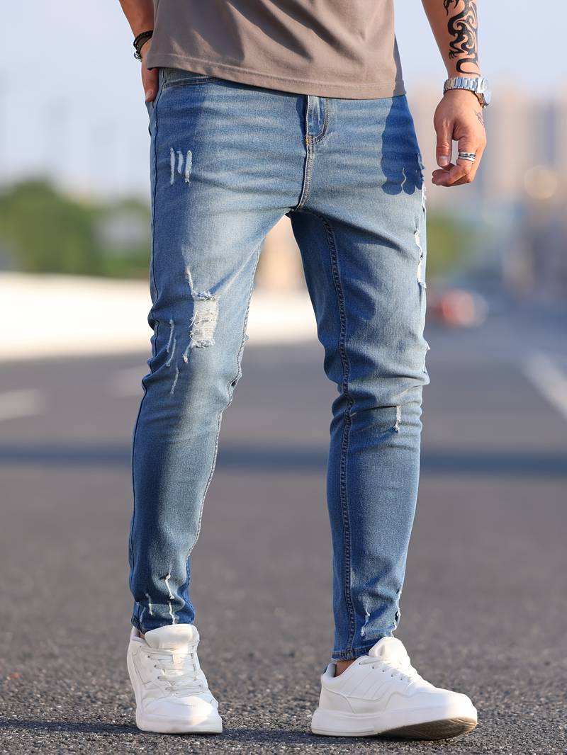 Verwassen blauwe skinny spijkerbroek met scheuren gedragen