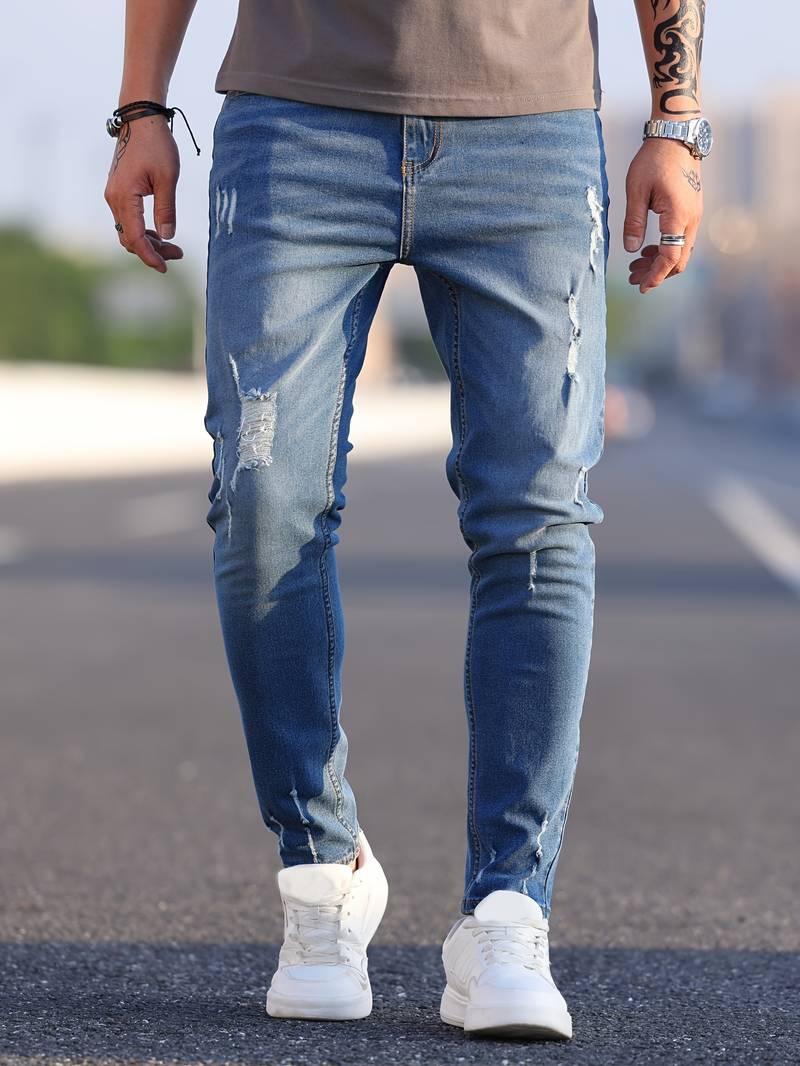 Verwassen blauwe skinny spijkerbroek met scheuren gedragen