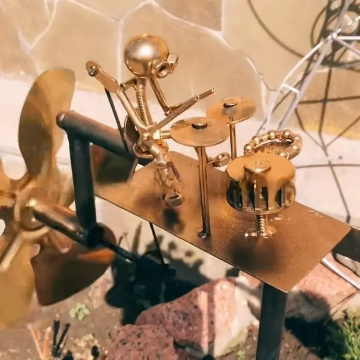 Drummer figuur close-up — gouden metaalwerk