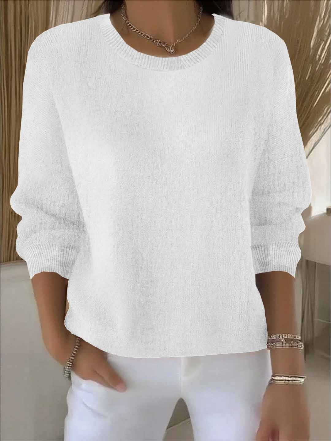Fijngebreide oversized damestrui in wit met ronde hals, gedragen op een witte broek