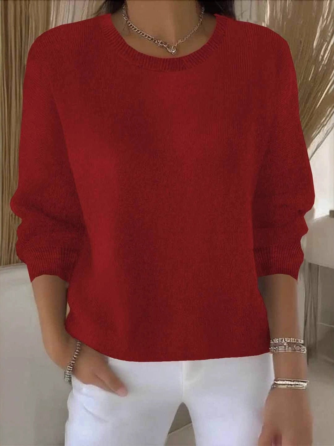 Fijngebreide oversized damestrui in rood met ronde hals, gedragen op een witte broek
