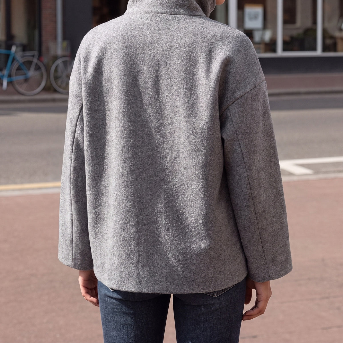 Achterkant van de grijze double breasted jas met opstaande kraag | Boutique Moda