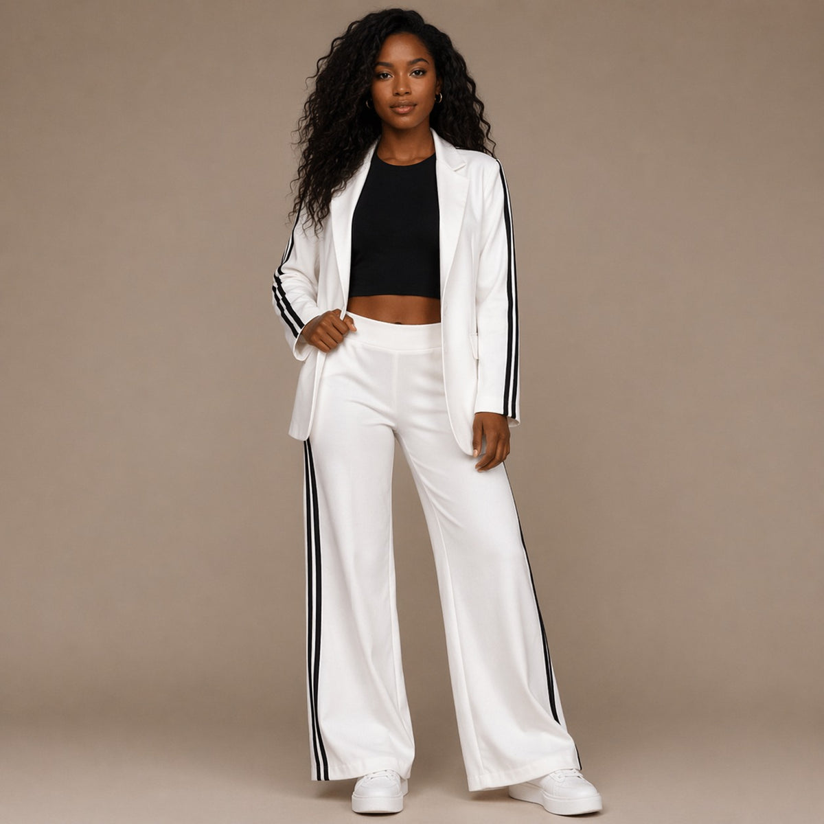 Witte blazer en broek met zwarte strepen, gedragen door model | Boutique Moda