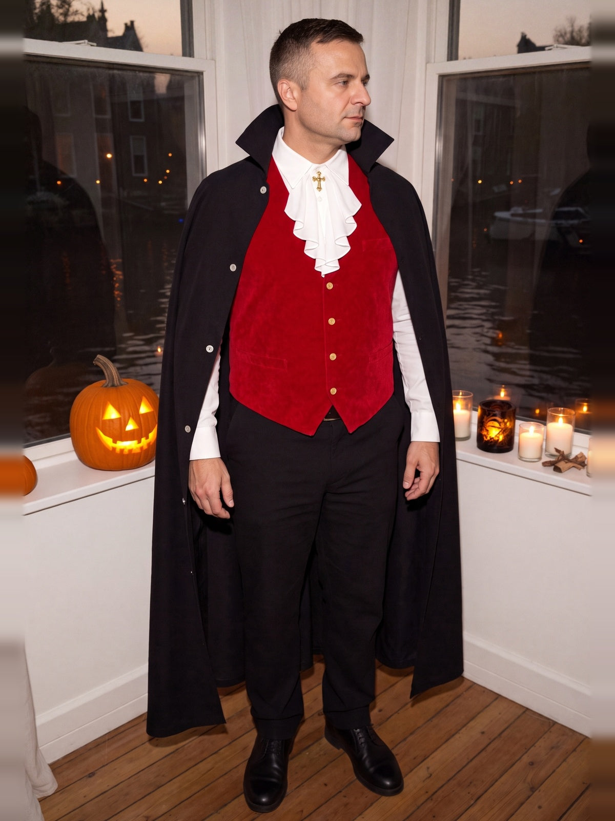 Man in het klassieke vampierkostuum met cape en rood gilet