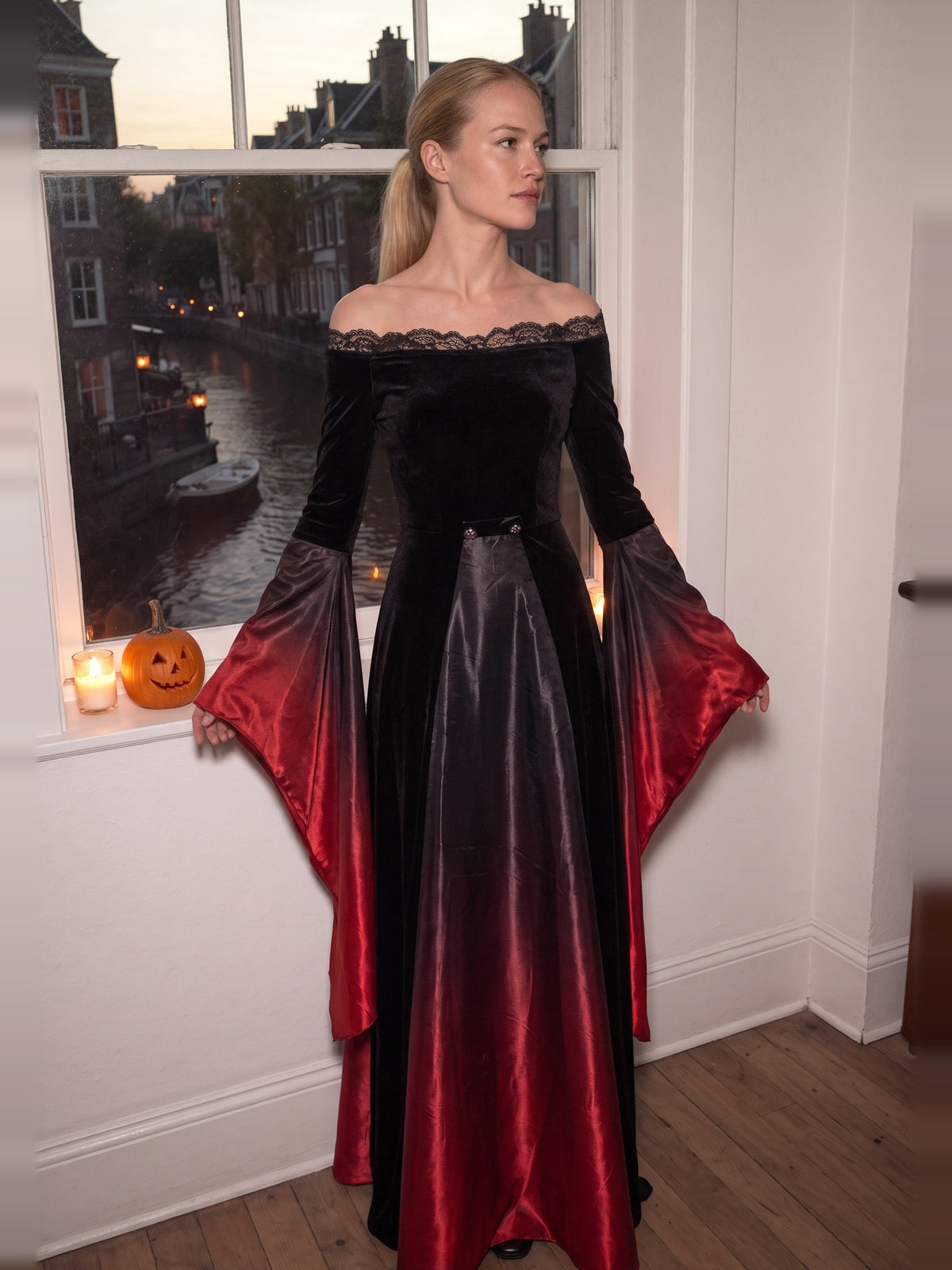 Vrouw in een lange zwart-rode vampierkoningin jurk