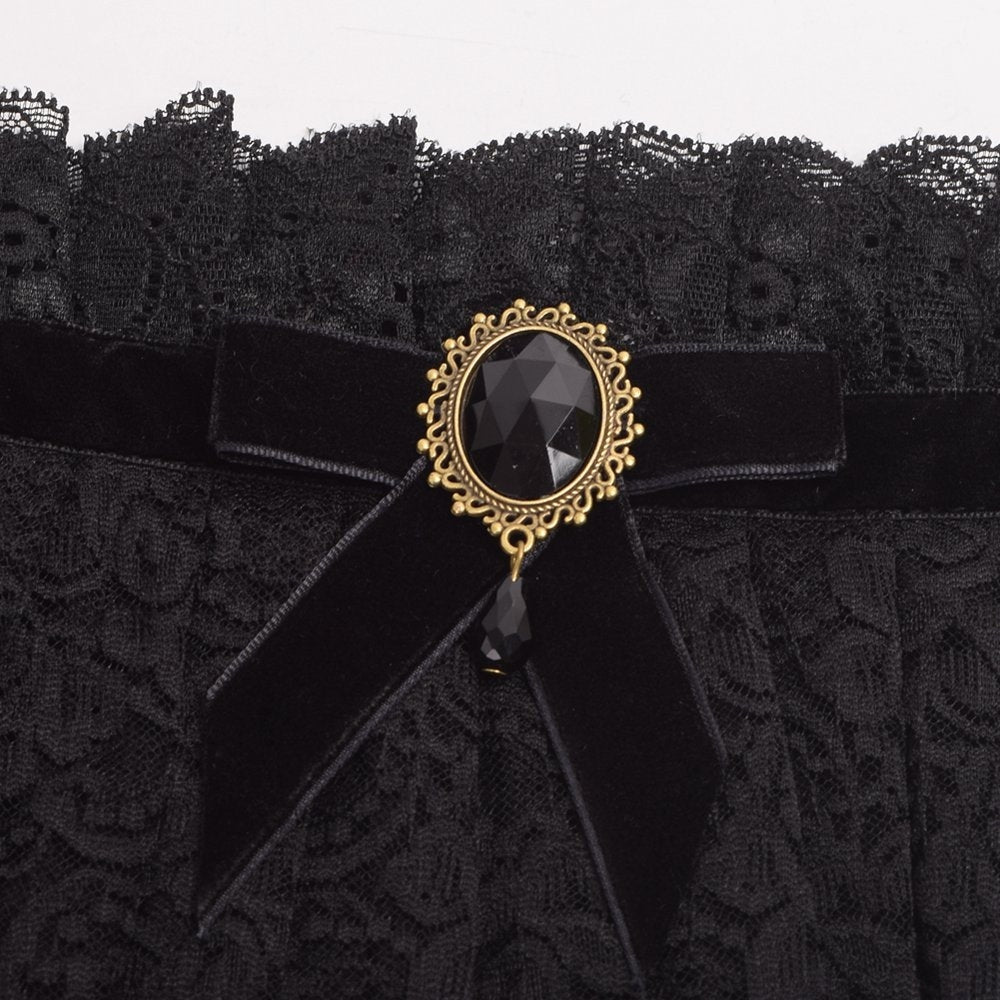 Close-up van de fluwelen strik en de broche