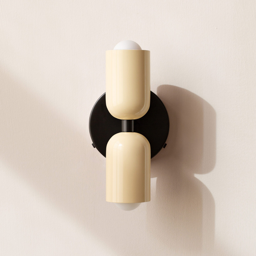 Crème dubbele wandlamp op zwarte muurplaat, schuin aanzicht met afstand tot de muur | Boutique Moda