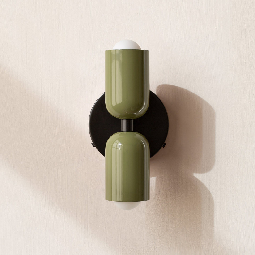 Groene dubbele wandlamp op zwarte muurplaat, schuin aanzicht met afstand tot de muur | Boutique Moda