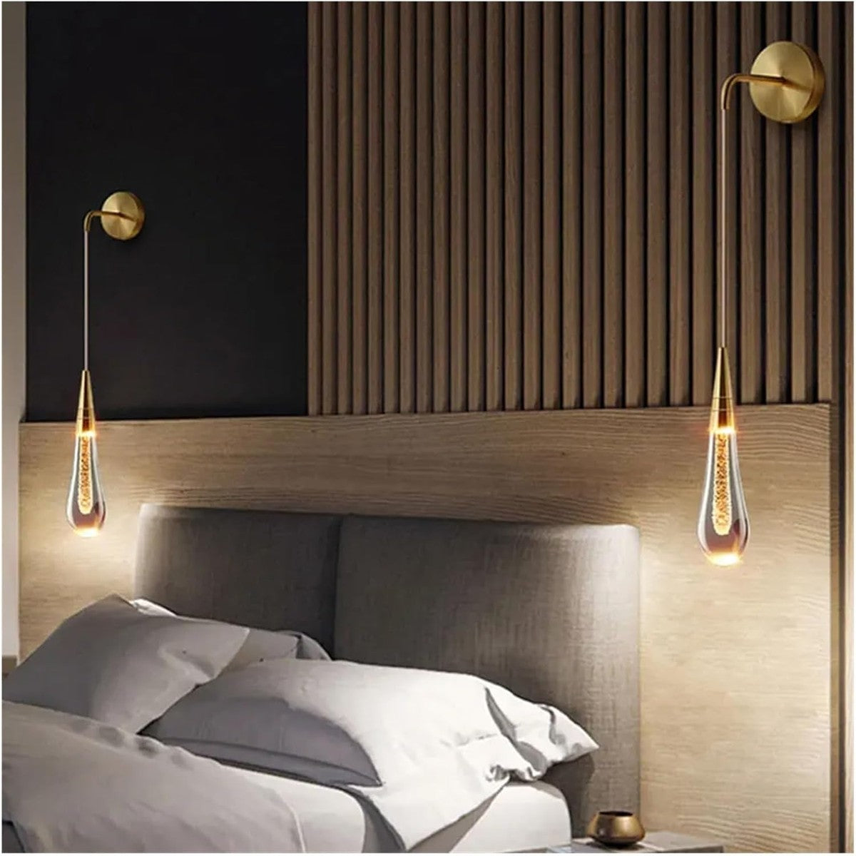 Twee gouden waterdruppel wandlampen aan weerszijden van een bed | Boutique Moda