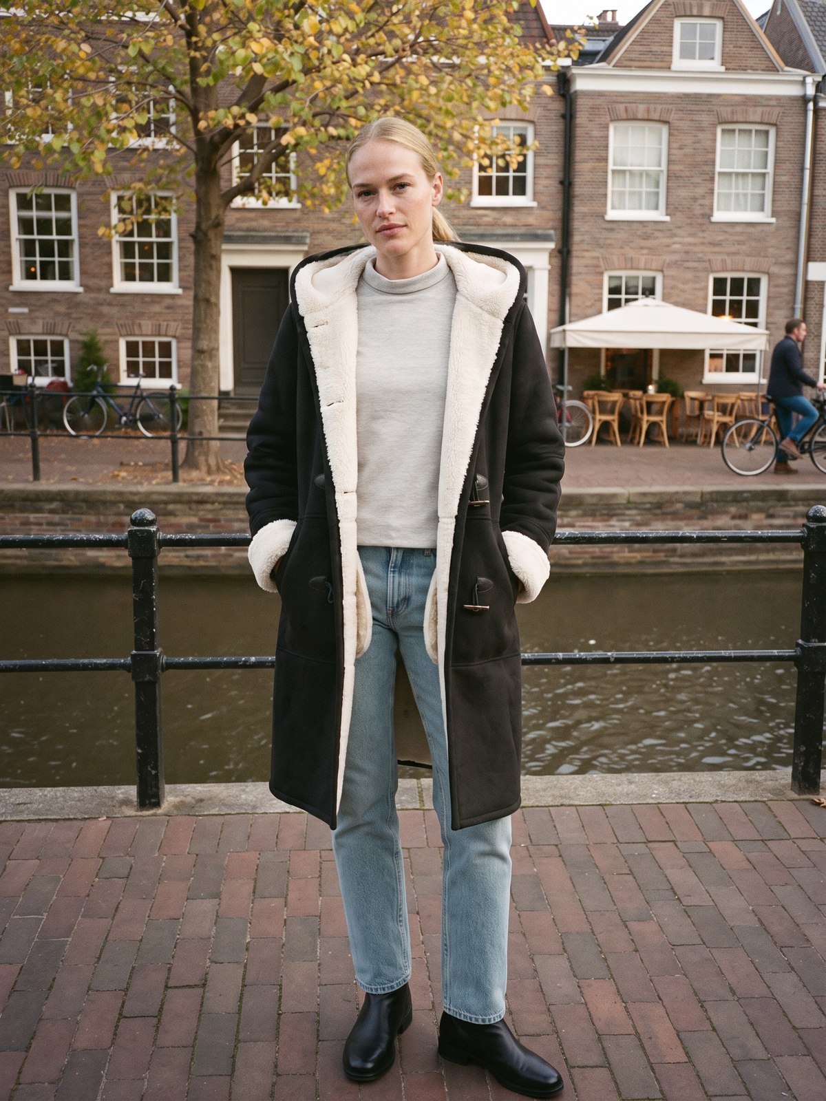 Model in de houtje-touwtjejas met teddyvoering op straat