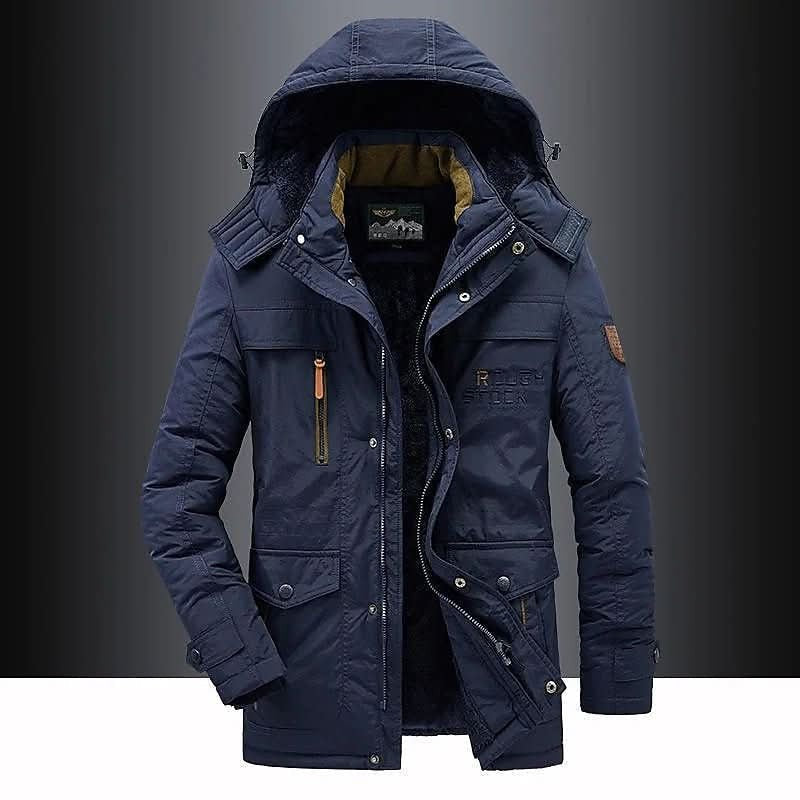 Donkerblauwe winterparka met capuchon en klepzakken, vooraanzicht | Boutique Moda